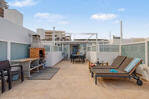 Outdoor dining - Vacation Apartment 'Fantstico Ático En Las Canteras' with Sea View, Private Terrace and Wi-Fi (Las Palmas de Gran Canaria)