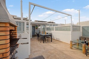 Outdoor dining - Vacation Apartment 'Fantstico Ático En Las Canteras' with Sea View, Private Terrace and Wi-Fi (Las Palmas de Gran Canaria)