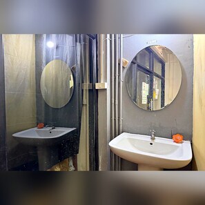 Bathroom - Roxx Social Hostel (Bangkok)