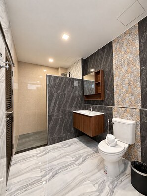 Ein modernes Badezimmer mit Dusche, Toilette und Waschtisch.