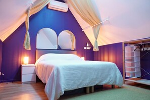 A bedroom with a bed, bedside tables, a wardrobe, and an air conditioning unit. - New Listing (Breuschwickersheim)