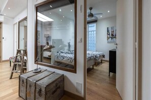 Room - Elegant Seine-Side Apartment Near Notre-Dame Cathedral & the Louvre (Paris)