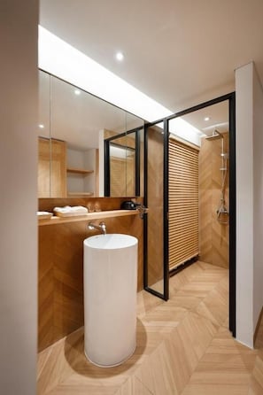A modern bathroom with a large mirror, a round sink, and a shower area. - SENDORO RETREAT (Thanh pho Ho Chi Minh)