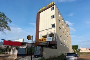 A hotel building with a sign for 'Mount Oasis Hotels' and a sign for 'Itsy Hotels.' - Itsy Hotels Mount Oasis, Tiruvannamalai (Tiruvannamalai)