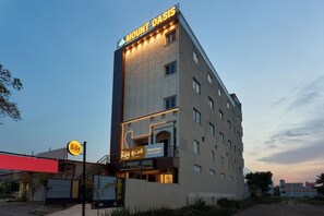 A hotel with a prominent sign for 'Mount Oasis' and a smaller sign for 'Itsy Hotels'. - Itsy Hotels Mount Oasis, Tiruvannamalai (Tiruvannamalai)