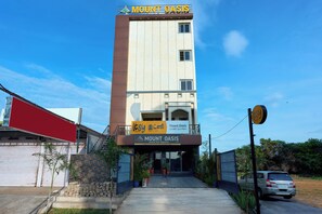 A hotel named Mount Oasis with a signboard for Itsy Hotels. - Itsy Hotels Mount Oasis, Tiruvannamalai (Tiruvannamalai)