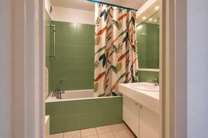 Bathroom - New Listing (Fréjus)