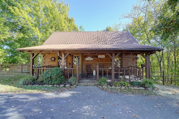 Front of property - Smoky Mtn Family Cabin - Near Gsmnp, Dollywood (Sevierville)