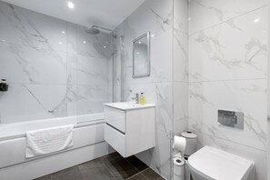 Bathroom - St Martins Apartments Luxury 2 Bedroom Apt. 10 - South Ruislip (Ruislip)