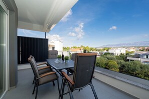 Outdoor dining - Apartment Mufasa – Elegant Three-bedroom Apartment with Terrace (Novalja)