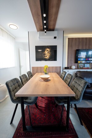 Dining - Apartment Mufasa – Elegant Three-bedroom Apartment with Terrace (Novalja)