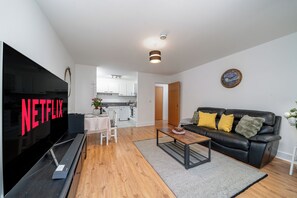 Living area - Central East London 2BR, Walk to Aldgate East (London)