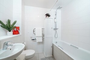 Bathroom - Central East London 2BR, Walk to Aldgate East (London)