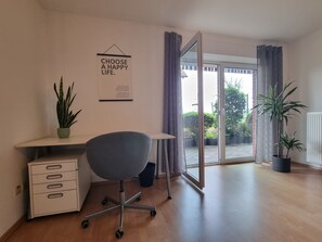 A modern room with a desk, chair, and potted plants. - New Listing (Lügde)