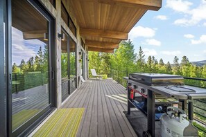 Outdoor dining - Modern Mountain Escape - 2 Acres - Bike/Ski (Fraser)