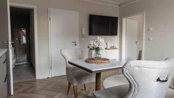 Un comedor moderno con una mesa, sillas y un florero.
