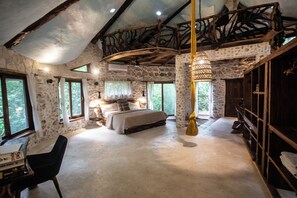 Ein Schlafzimmer mit einem Bett, einem Schreibtisch und einem Stuhl. Es gibt ein Fenster und eine Tür.