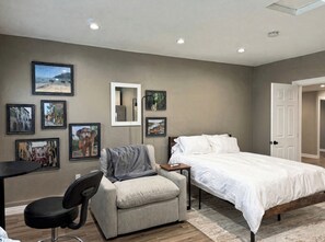 Room - Studio Less than 10 Minutes from Beach/LAX/405/105/SoFi Self-Check-In (Hawthorne)