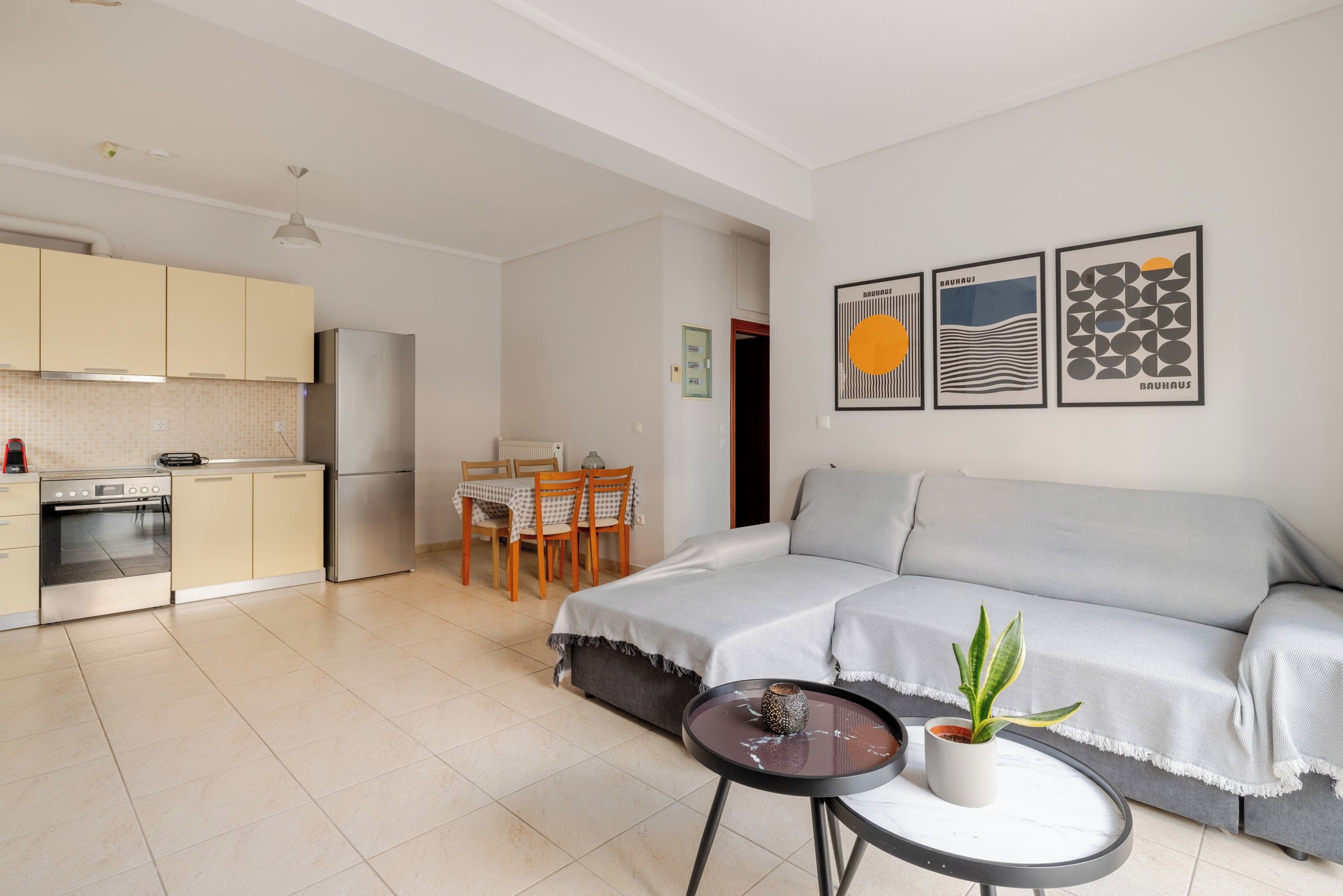 Un appartement moderne doté d’une kitchenette, d’un coin repas et d’un espace de vie.