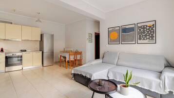 Un appartement moderne doté d’une kitchenette, d’un coin repas et d’un espace de vie.