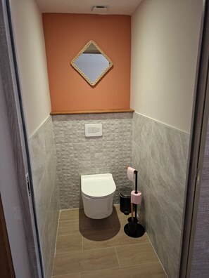 Bathroom - B&B 'Chambre Orange' with Shared Terrace, Shared Garden and Wi-Fi (Champsevraine)