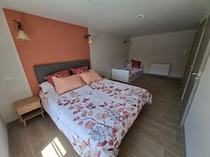 Ein Schlafzimmer mit einem Bett, Nachttischen und einem Beistelltisch.