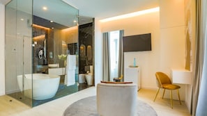 Une salle de bain moderne avec une paroi de séparation en verre, une grande baignoire et un espace douche.