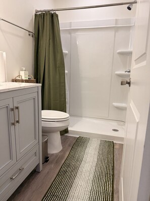 Ein Badezimmer mit Toilette, Dusche und Waschbecken.