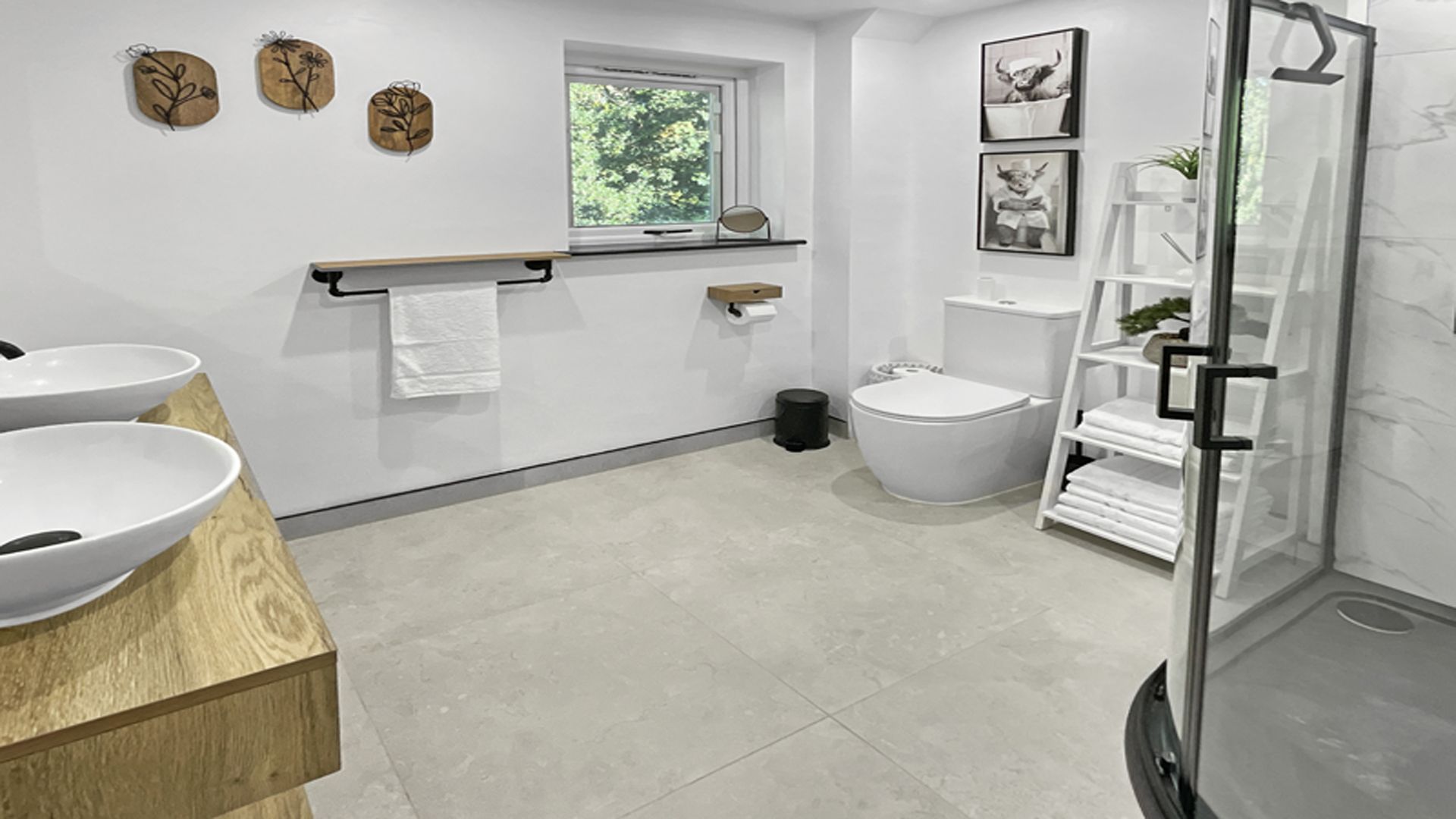 Un bany modern amb vàter, bidet i una cabina de dutxa de vidre.