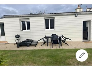 Outdoor dining - Guest House 'Anna' with Terrace and Wi-Fi (Pléboulle)