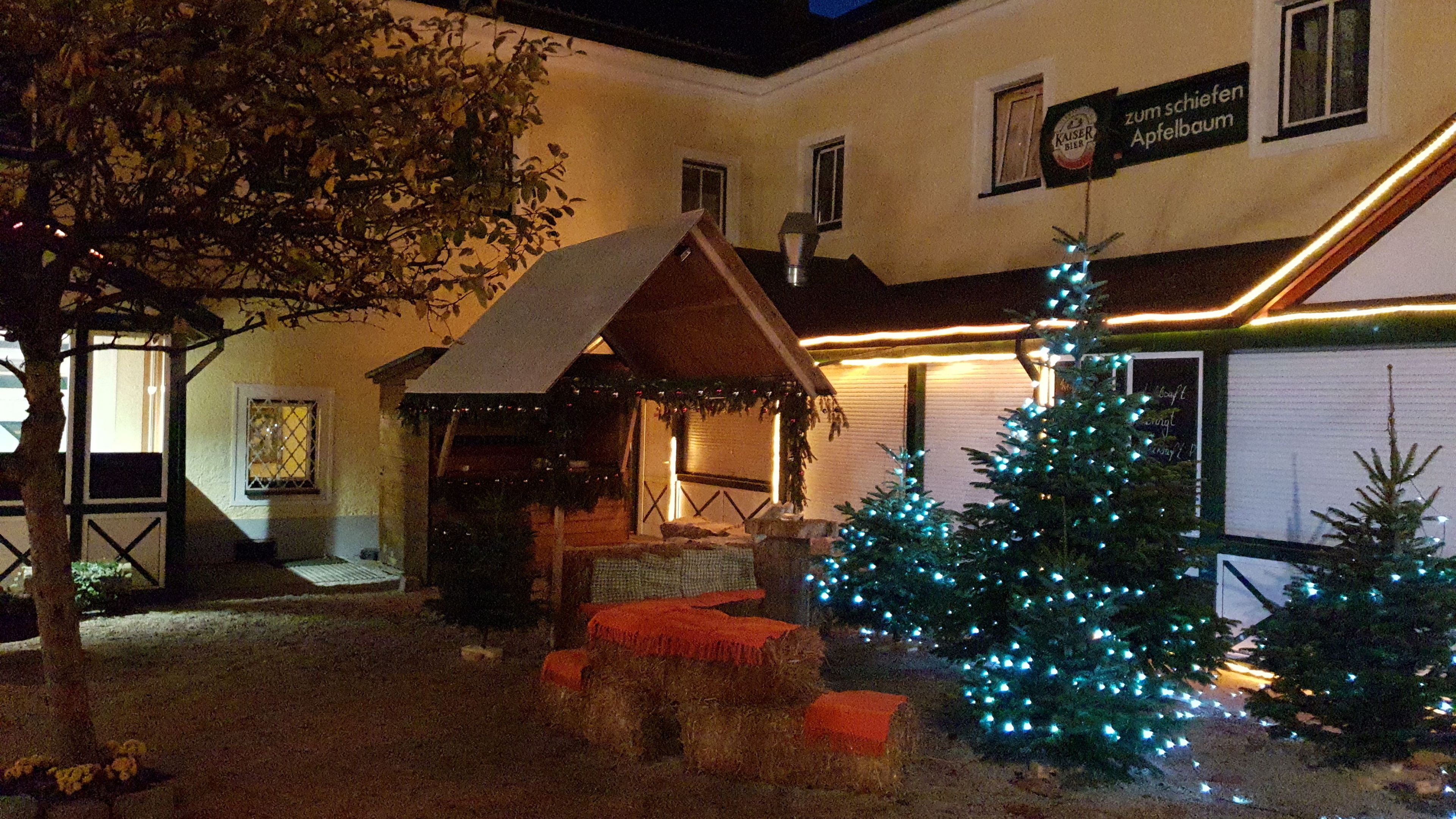 Un edificio con un belén y un árbol de Navidad.