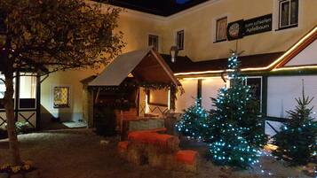 Un edificio con un belén y un árbol de Navidad.