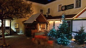 A building with a nativity scene and a Christmas tree. - Room 'Doppelzimmer Neu' with Wi-Fi (Linz)