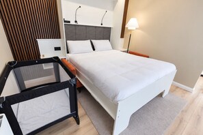 Ein modernes Schlafzimmer mit Bett, Schreibtisch und Stuhl.