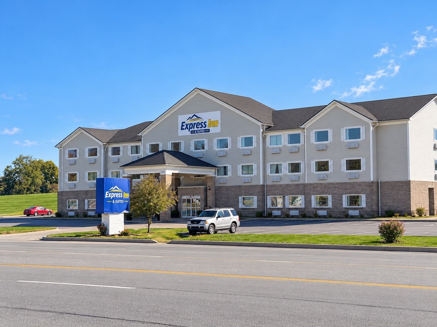 Un hôtel dont l’enseigne indique qu’il s’agit d’un établissement de la chaîne Express Inn & Suites.