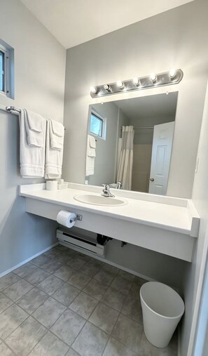 Bathroom - Ranchland Villa Motel (Merritt)