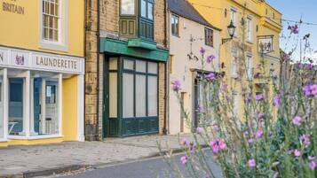 A street view with a yellow building labeled 'Centre of Britain' and a 'Laundryette' sign.