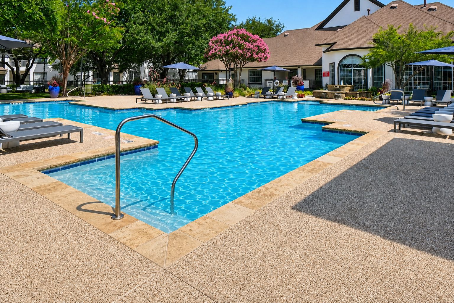 Una piscina con lettini e acqua cristallina.
