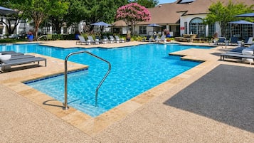 Una piscina con lettini e acqua cristallina.