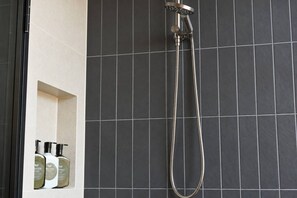 Bathroom - Grevillea vineyard cabin with outdoor bath (McLaren Vale)