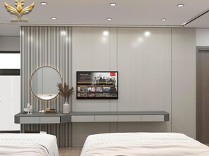 Quarto de hotel moderno com uma cama grande, mesa de cabeceira com espelho, TV fixada na parede exibindo uma série da Netflix e um vaso decorativo.