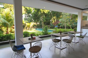 Outdoor dining - Mahamustika Riverside (Canggu)