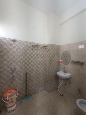 A bathroom with a toilet, sink, and bidet. - Radha Madhav Homestay (Varanasi)