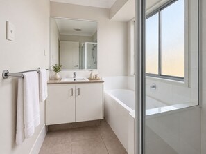 Bathroom - Under Southern Skies｜Your Pimpama Retreat (Pimpama)