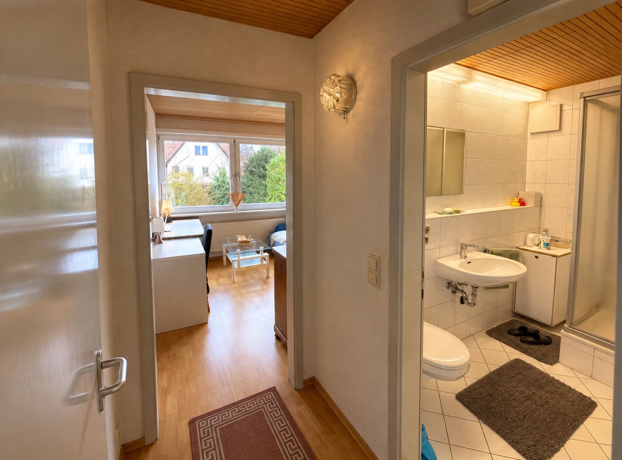 Ein modernes Interieur mit Küche, Essbereich und Bad.