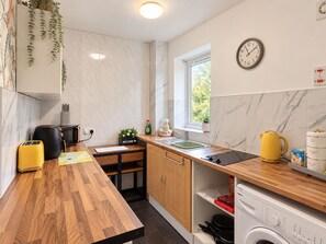 Private kitchen - Squirrels Hideaway | Spacious Flat |Pet friendly| Kingsmore Nature reserve (Carlisle)