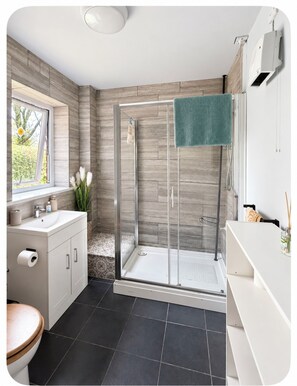 Bathroom - Squirrels Hideaway | Spacious Flat |Pet friendly| Kingsmore Nature reserve (Carlisle)