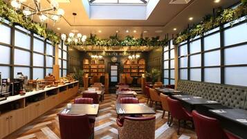 Un restaurante con techos altos, suelo de madera y diferentes opciones de asientos, incluyendo mesas y sillas.