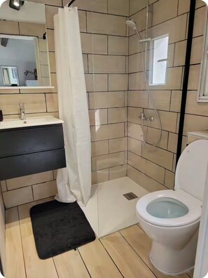A bathroom with a shower, toilet, and sink. - New Listing (Garéoult)