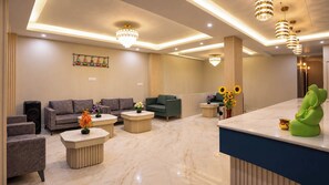 Lobby - Hotel Trinetra (Nasogi)